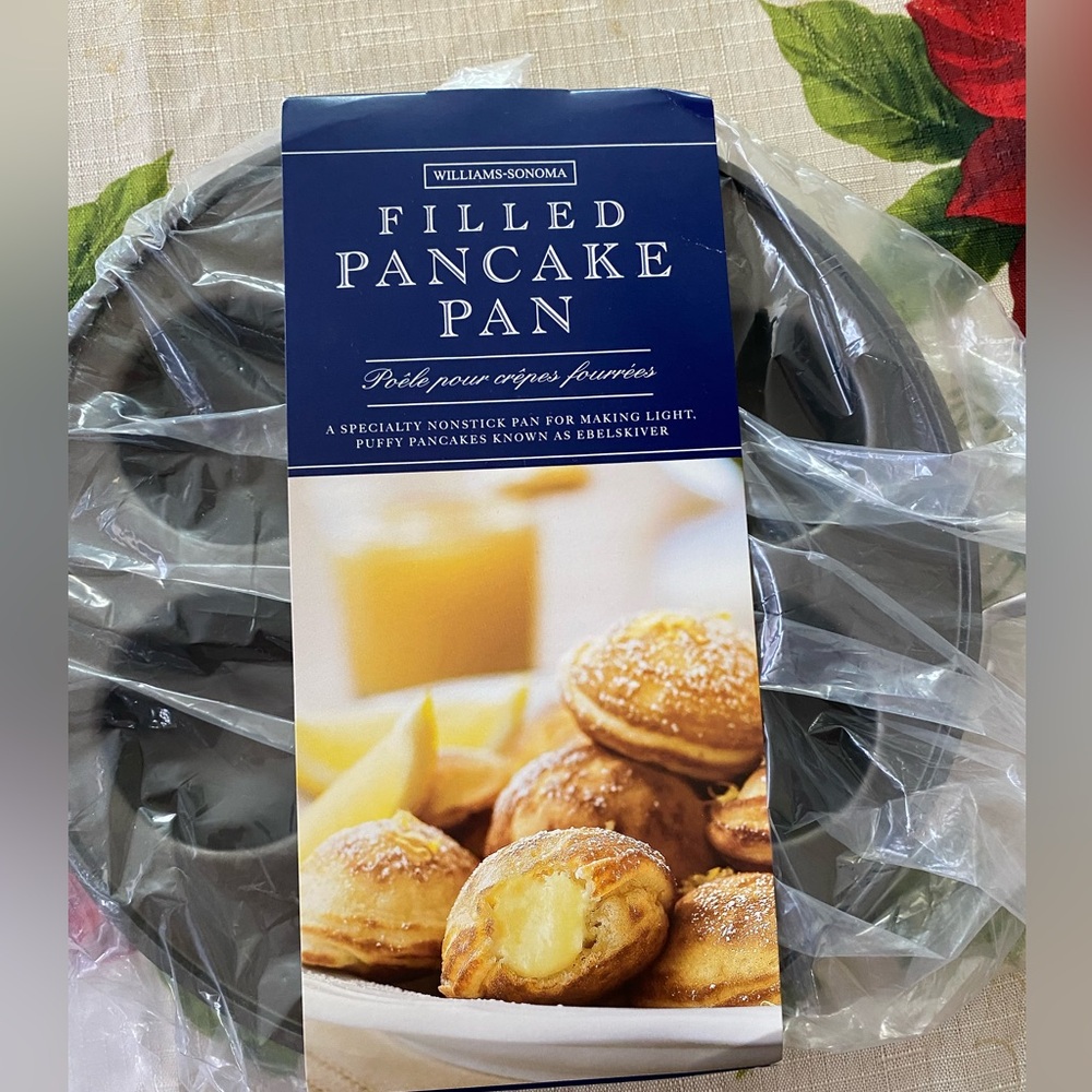 Williams-Sonoma filled pancake pan. NWT